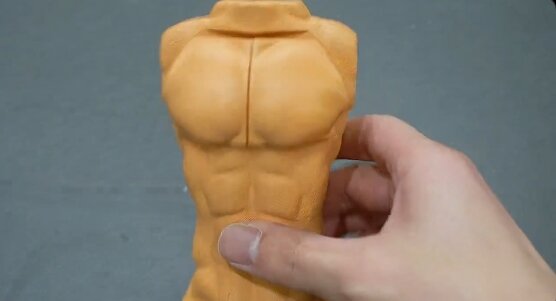 「おっぱい家電」でフェミに怒られた発明家がカウンターで「雄っぱいマウス」を発明