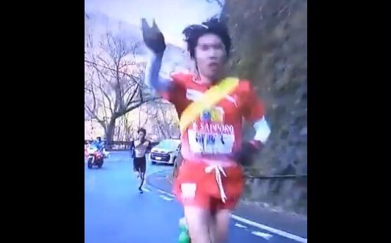 箱根駅伝の中継バイク、選手に接近しすぎて「どけ！」とキレられる→実際の映像がマジで酷すぎた・・・