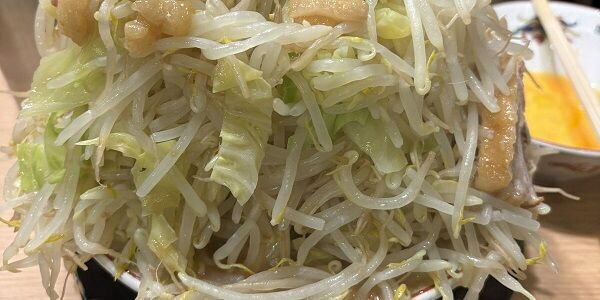 女性「『ラーメン豚山』で量が多すぎる嫌がらせされた」と大炎上した件、ラーメン豚山公式が反論「店内カメラで確認した結果、事実と異なっている」「女性客が◯◯をした」