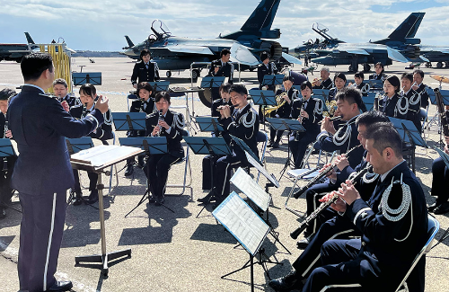 那覇市の小学校で開催予定だった航空自衛隊音楽隊コンサート、教職員組合の猛抗議により開催直前で中止に「軍事的象徴が教育現場に持ち込まれ不安感を与える」