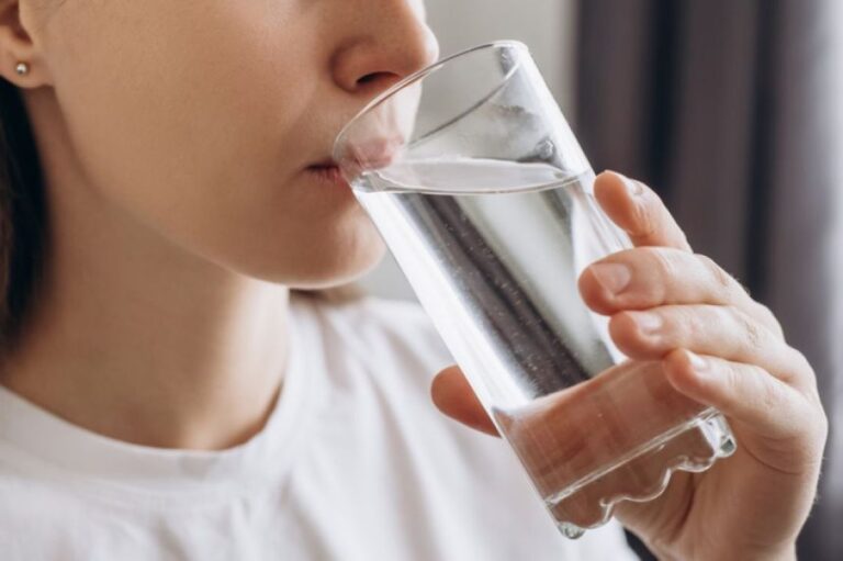 水をたくさん飲むと体に良いのは本当か？科学が明かす最適な量とは？