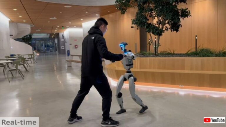 Shall we ダンス？人間の動きを真似てワルツを踊るロボット
