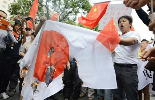 【中国】父親の「日本はいいぞ」発言に娘ブチギレ「中国人なら日本人が行った天をも踏みにじるような罪を胸に刻め！車を壊せ！」 動画が拡散しネットで大反響