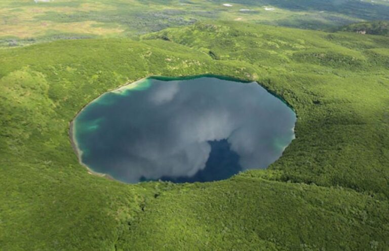 アラスカの大地に開いた巨大な穴、サボノスキ・クレーターの謎