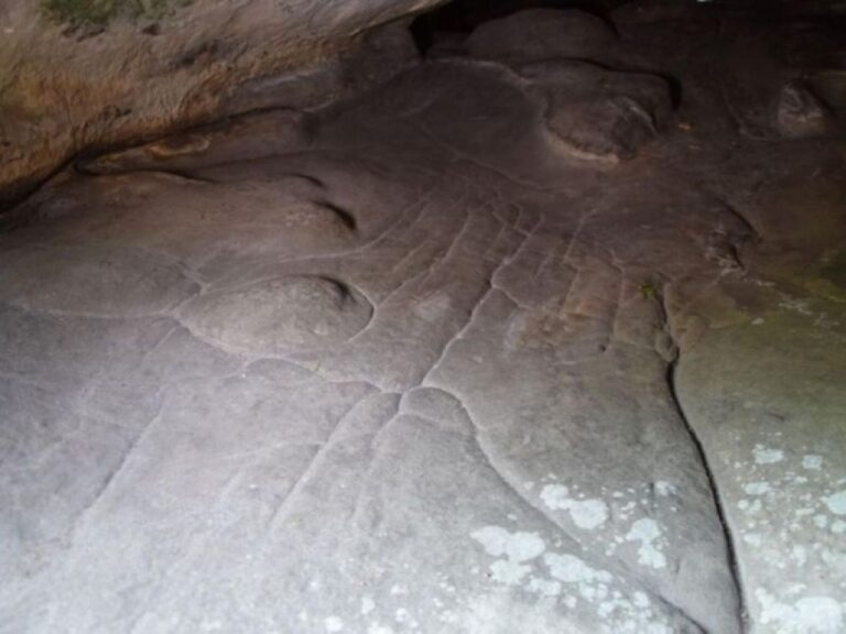 世界最古の3D地図をフランスの洞窟で発見！旧石器時代の人々が刻んだ風景