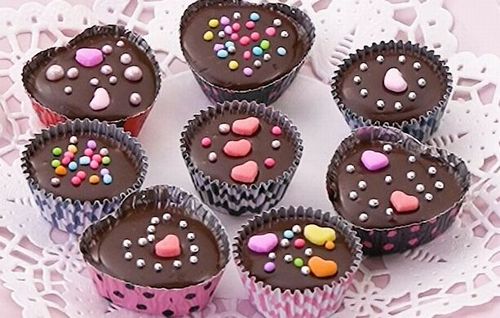 女性「『平成女児チョコ』、かわいいし懐かしいけどネーミングがちょっとなぁ…他に良い名称あるでしょ」　→　由来を調べたらまさかの悲しい背景に、女性がむせび泣く…