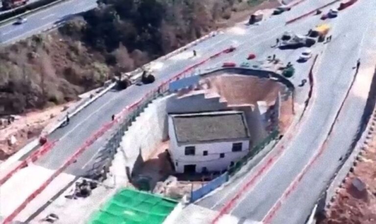 高速道路建設のための立ち退きを拒否した結果ポツンと取り残された家