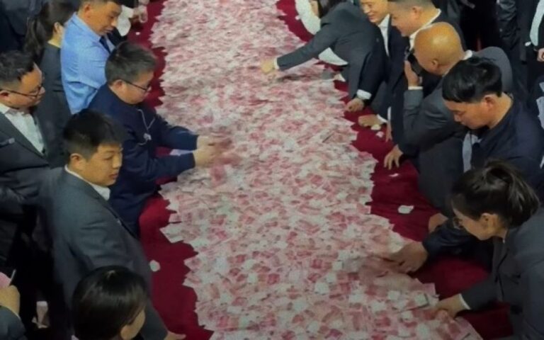 中国企業がボーナスのつかみ取りシステムを採用。15分以内に数えた分だけ持ち帰れる