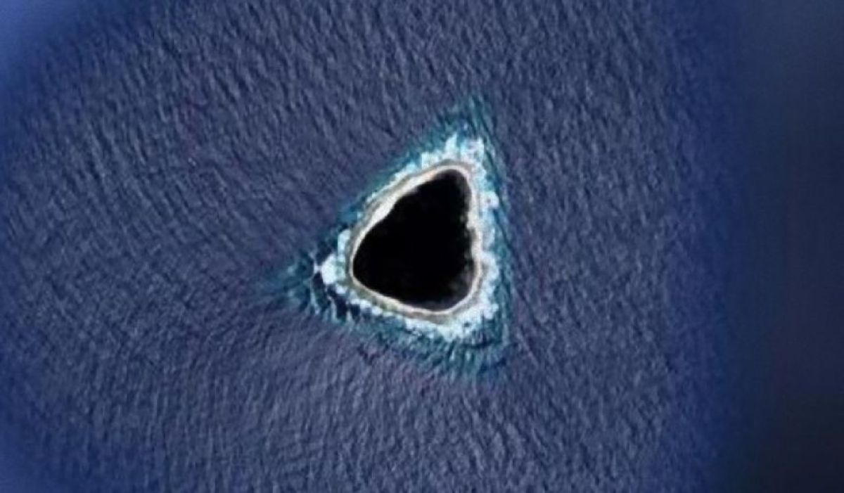 またしてもグーグルマップで発見！太平洋の真ん中に三角形の黒い穴の正体は？