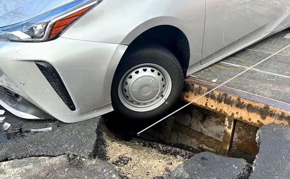 【悲報】今度は名古屋で道路が陥没し車がはまってしまう・・・