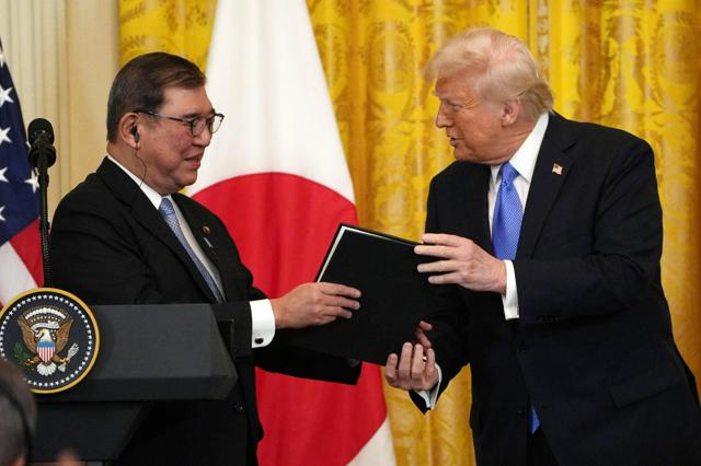 【画像】石破首相、トランプ大統領にとんでもないお土産を渡していたｗｗｗｗｗｗｗｗ