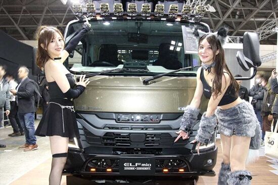 フェミさん、モーターショーの女性コンパニオンを引用批判→まさかの本人が現れ女性同士でレスバがはじまる