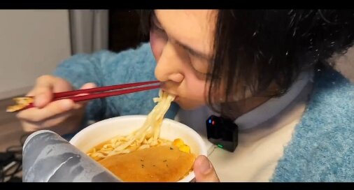 【完全再現】赤いきつねCM擁護派のリュウジさん、頬を赤く染めながらうどんを食べる動画を投稿