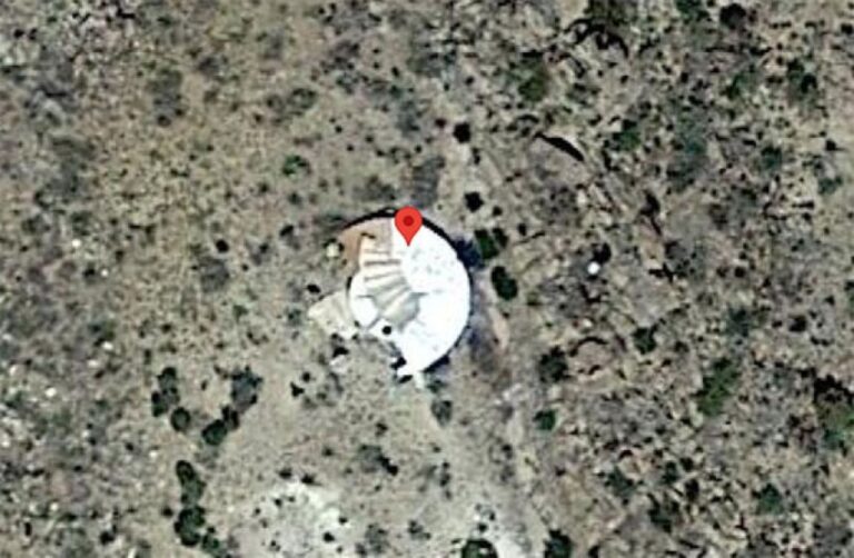こ、これは！？グーグルマップで発見された墜落した円盤型UFOのような物体