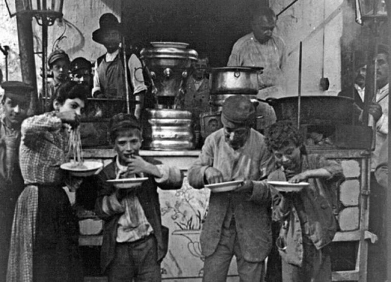 イタリア・ナポリの人々は素手でパスタを食べていた！1903年の記録映像と写真