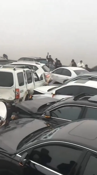 【動画】🇨🇳中国、霧が濃すぎて高速道路が地獄になる