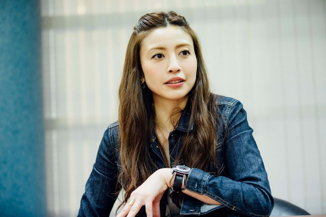 元女優・片瀬那奈さんが会社員に。普通に週5で8時間勤務の姿が話題に