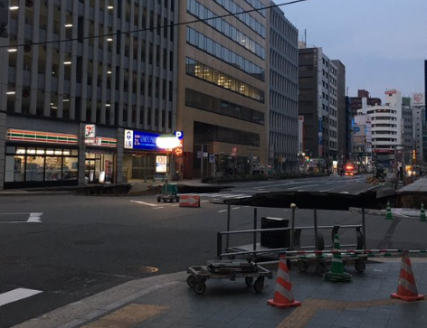 X民さん、道路陥没を見つけ警察に通報 → 駆けつけた警察さん、応急処置にもならん物を使ってしまうｗｗｗｗｗｗ