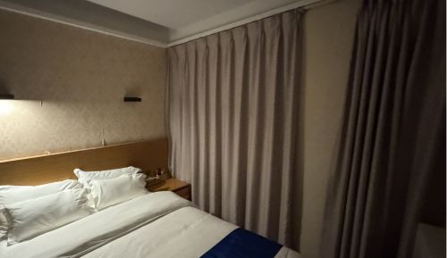 X民「中国のホテル、チェックインしてカーテン開けたらコレは草」ﾊﾟｼｬｯ→衝撃の光景が広がるｗｗｗｗｗ
