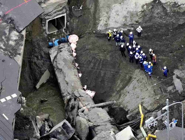 【画像】埼玉の穴に落ちたトラック運転手、行方不明になってしまう