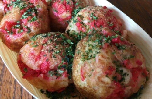 新幹線で箱に「ご遠慮願います」の注意書きが貼られたたこ焼きを堂々と食べようとした日本維新の会議員が物議に
