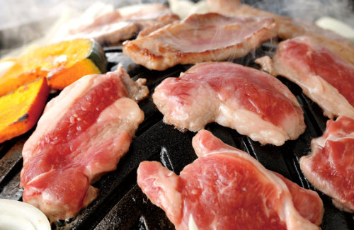 【悲報】「生ジンギスカン」と「とり肝さし」を提供した飲食店、食べた客からカンピロバクターが検出され3日間の営業停止処分