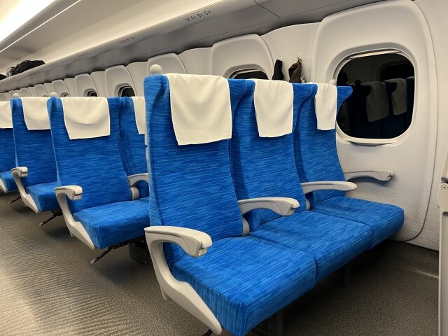 新幹線で堂々とリクライニングを全開に倒す50代後半と思われる金髪の男女2人組が現る… 車掌に注意してもらった結果がこちら…