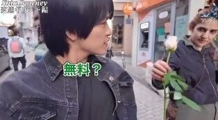 外国人「あ、アジア人おるｗ花売りつけてぼったくったろｗ」→相手が旅慣れした日本人だった結果、とんでもないことにｗｗｗｗｗ