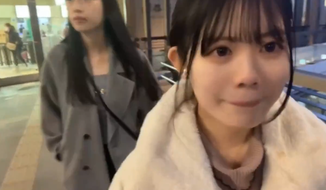 【動画】美人女配信者さん、外配信中に激ヤバ変質者に襲われる → ガチでヤバイ展開に・・・