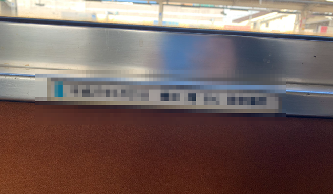 電車にて、「この席座ろうっと…ん？」 → 座席に驚くべきことが書かれているのを発見して30万いいねｗｗｗｗｗ