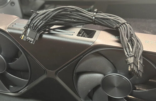 【ヤバい】新型グラボ『RTX 5090』電源コネクタが溶けたとの報告！さらに電源側のコネクタ温度が150℃以上になると判明