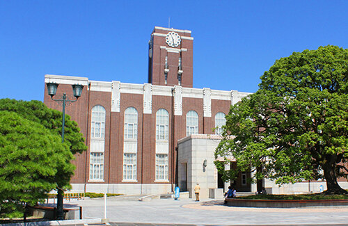 【風物詩】京都大学の入試会場、今年も盛り上がってしまうｗｗｗｗｗ 今年は最近話題になっているあの芸人を起用してしまうｗｗｗｗｗ