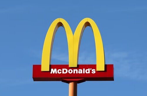 東京にあるマクドナルドさんの椅子、限界突破してしまう… なぜ、このデザインにした…