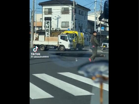 八潮市の道路陥没直後の現地動画がヤバすぎる！！ 平然と車が通ってるの危機感なさすぎだろ……