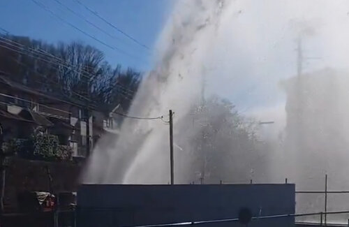 【インフラボロボロ】今度は埼玉県所沢市で水道管破裂！住宅街の道路から水が噴き出す