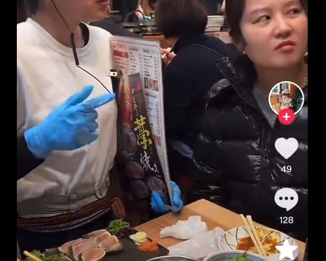日本料理店で食事をする中国人グループ、「日本人は英語が下手、中国語も分からない。日本語がわからないと日本ではどこにも行けない」と愚痴る