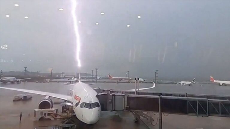 イナズマが一直線に走る！旅客機に落雷する瞬間をとらえた仰天映像