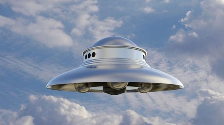 トルコ上空にUFOが出現？空港付近での目撃騒ぎで飛行機の離発着が一時停止に