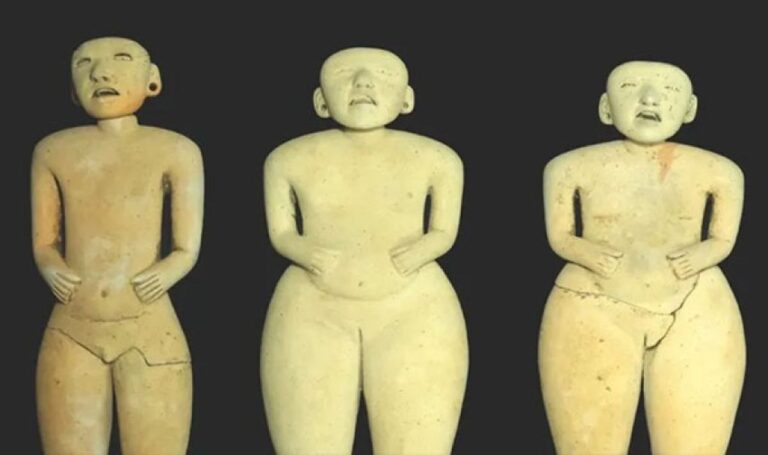 見る角度で表情が変わる2400年前の陶器人形がエルサルバドルで発見される