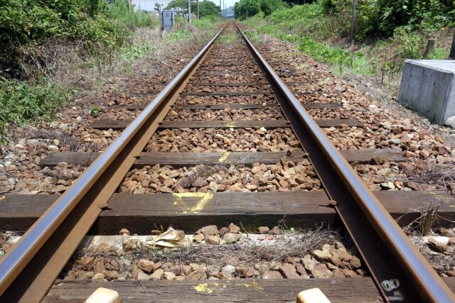 列車が線路内にいた小学6年の男児に衝突し、男児が死亡　なぜ、『線路内』にいたのか…