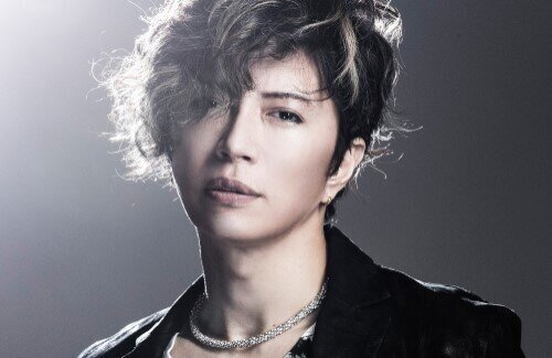 GACKTさん「子供にスマホ与えるべきと思ってる人。そもそも何でスマホにこだわるの？う◯こなの？僕が親なら小学生の子供にはスマホじゃなくて◯◯◯◯与えます」