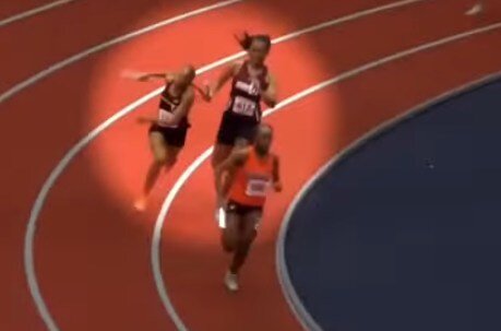 【動画】アメリカで行われた女子リレーで、女子選手が前の走者の頭を金属のバトンで強打し脱落させてしまう…