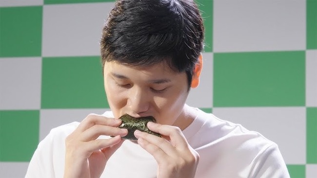 大谷翔平選手、ファミマのCMを撮影中に食べたおむすびの数がヤバすぎる！→さらにお持ち帰りも果たすｗｗｗｗ
