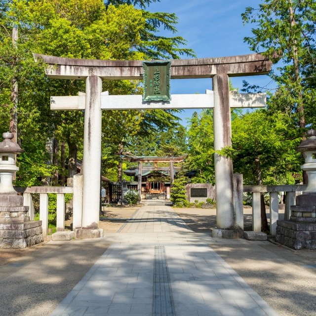 神社の社殿は日本独自のものなのか、それとも外国由来のものなのか？ また、狛犬や鳥居はどこから伝わったのか？