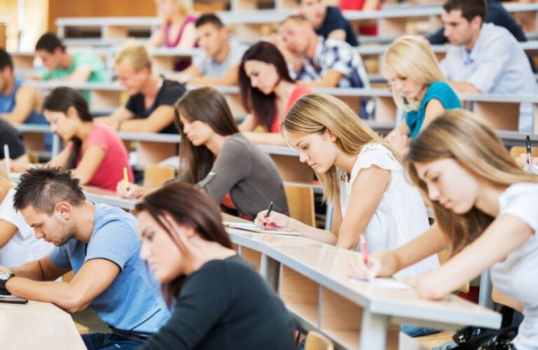 大学教授がテストで仕掛けた巧妙な罠で14人の生徒の不正行為が発覚、その方法とは？
