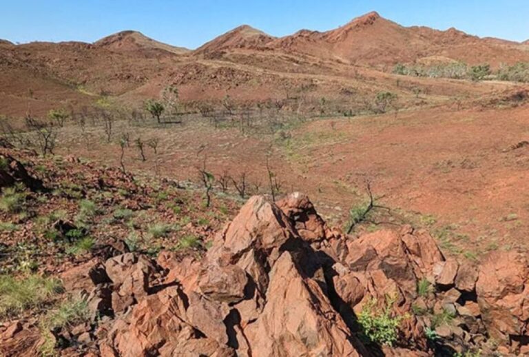 地球最古のクレーター、35億年前の隕石衝突の痕跡が発見される