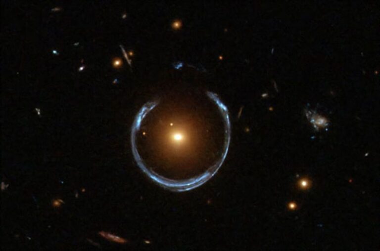 超特大のブラックホールが、重力レンズを作り出す巨大銀河の内側に潜んでいた