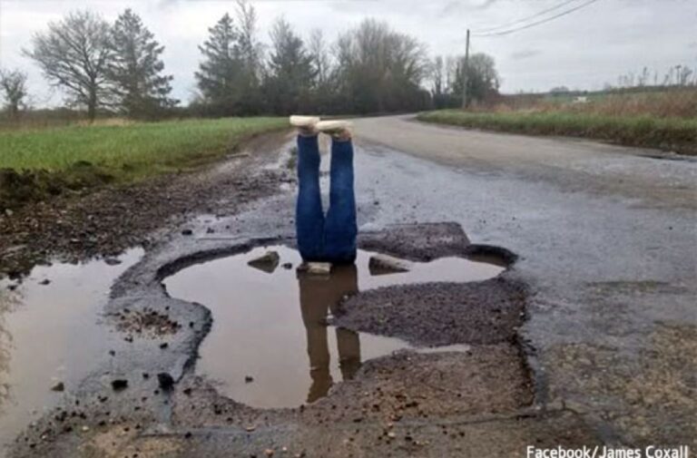 いつまでも修理されない道路の穴に嫌気がさした住人のシュールな抗議手段