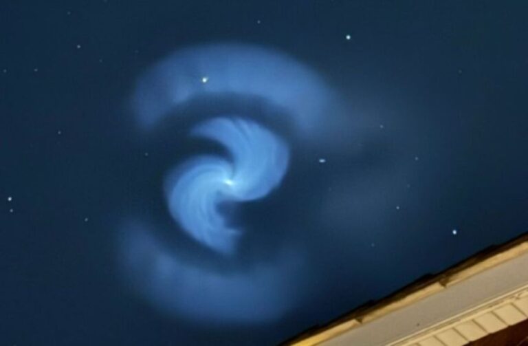 怪しすぎる渦巻き状の青白い発光物体がヨーロッパの夜空に出現！その正体は？