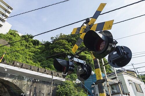 電車好きの知的障害の男性、列車を見学中に踏切に立ち入って死亡